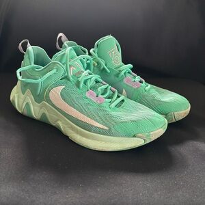 Nike Giannis basketball Sneakers in Mint Green and White size 9